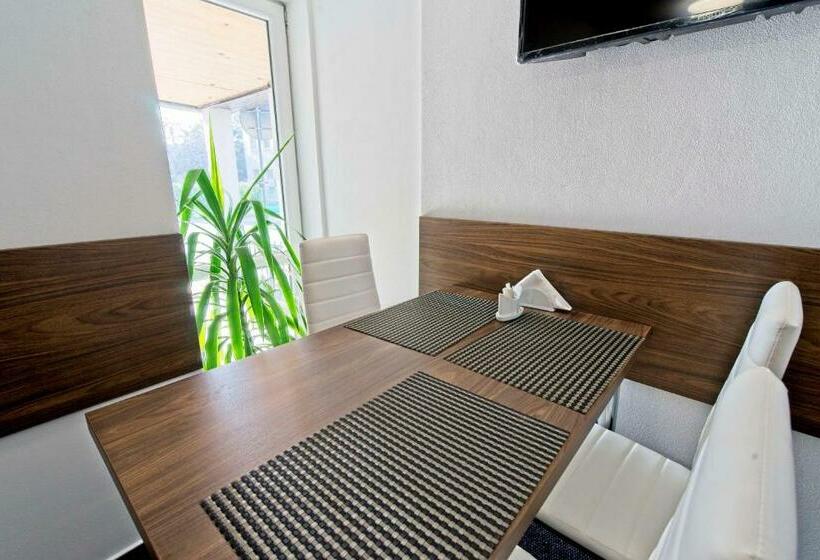 膳宿费 Av Penzion