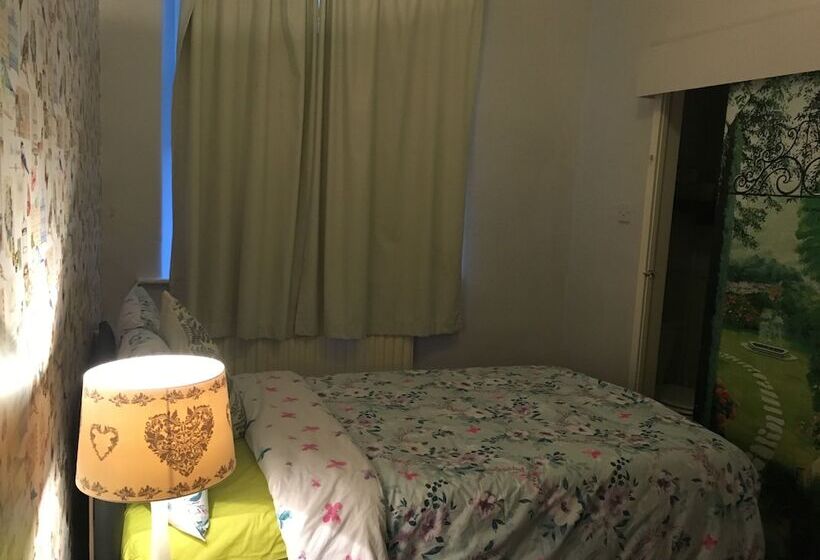 بنسيون The Tavern