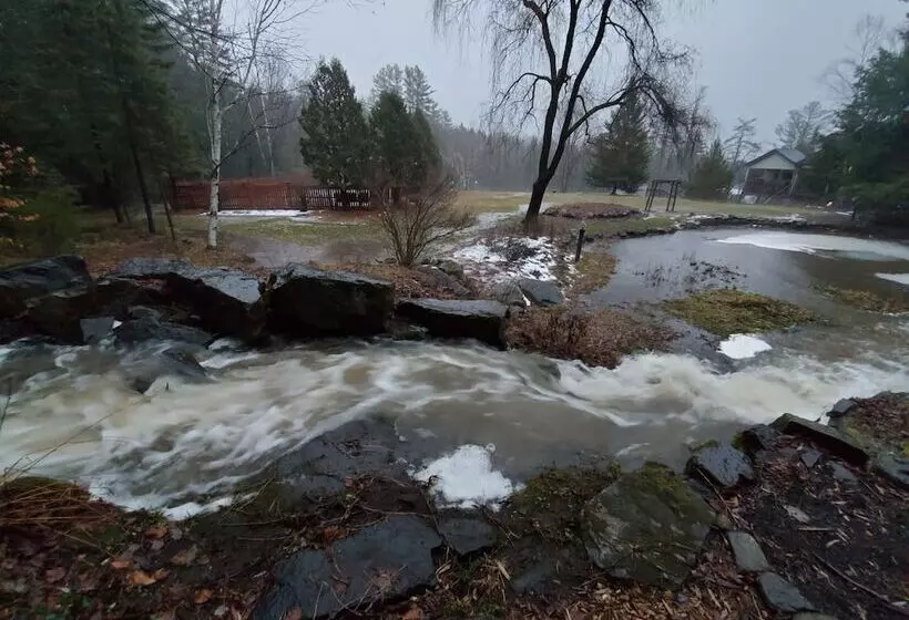 Retkeilymaja Friends Lake Inn