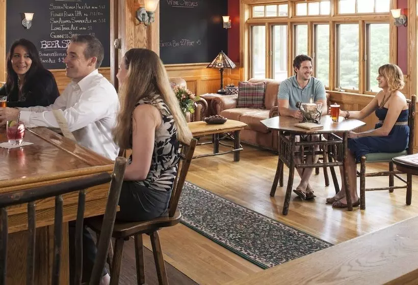 Retkeilymaja Friends Lake Inn