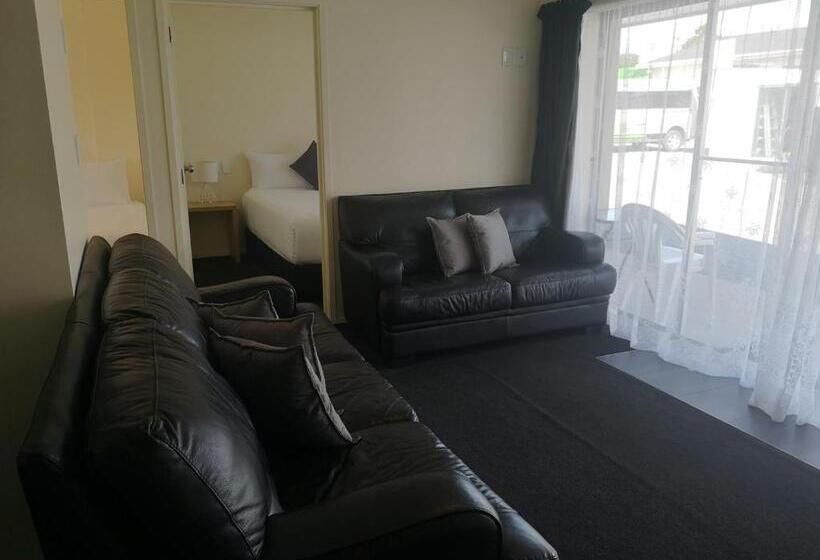 فندق على الطريق Twin Coast Adventures