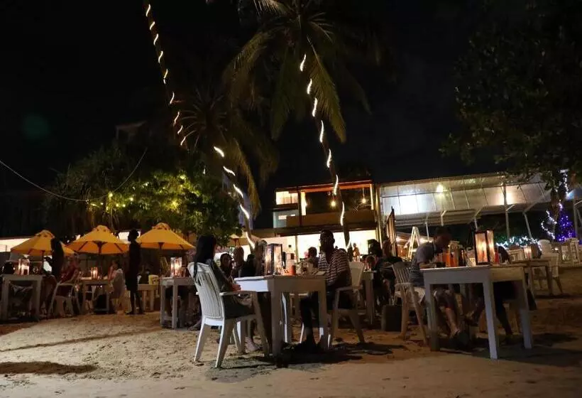 Hotelli Fresh Wave Mirissa   Beach Front