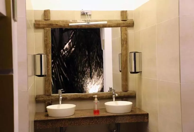 Hotelli Fresh Wave Mirissa   Beach Front