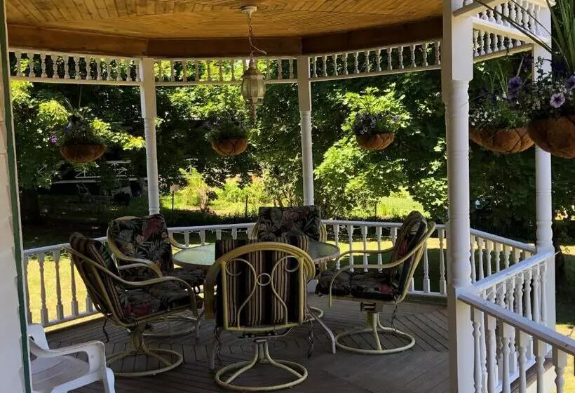 בית מלון כפרי Antique Rose Inn Windham