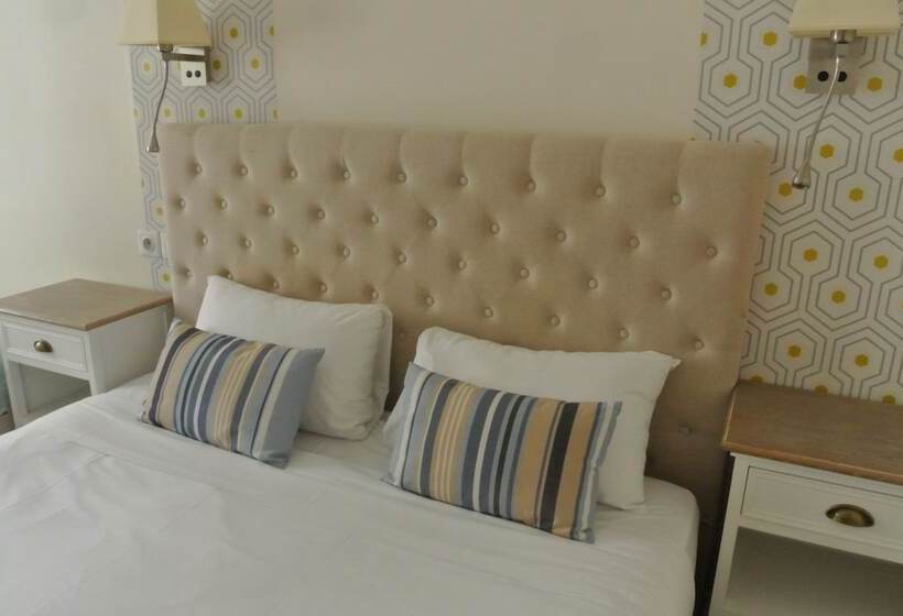 هتل Logis Hôtel Louise De Savoie