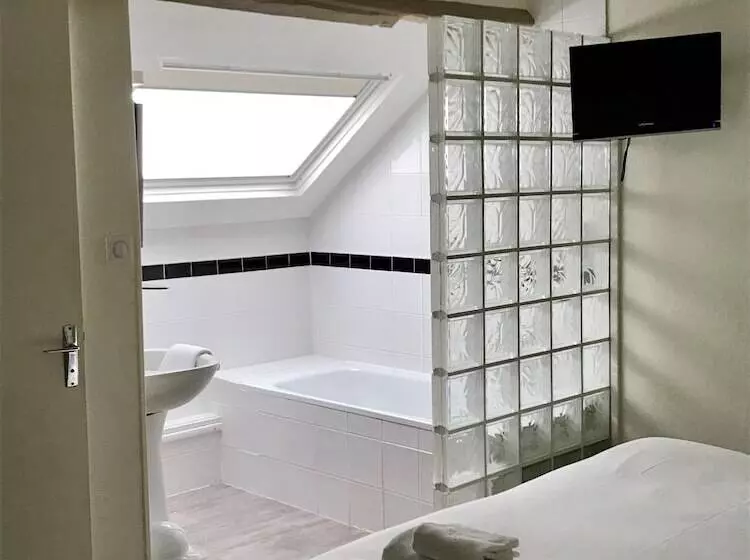 호텔 Logis Hôtel Louise De Savoie