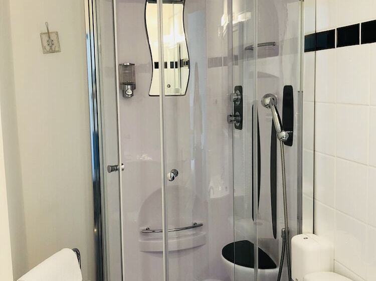 هتل Logis Hôtel Louise De Savoie