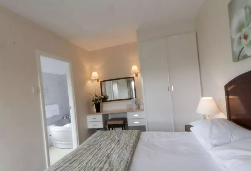 Отель Newington