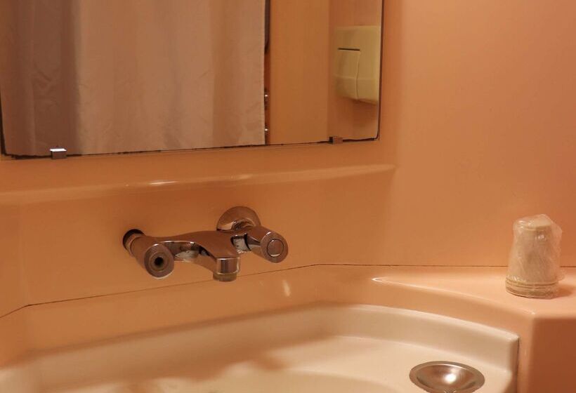 Отель Premiere Classe Lyon Est Bron Eurexpo