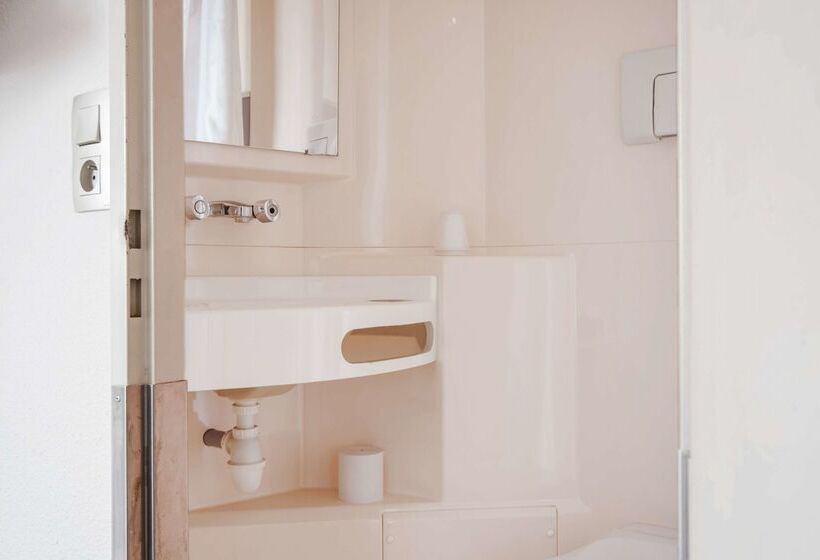 Отель Premiere Classe Lyon Est Bron Eurexpo