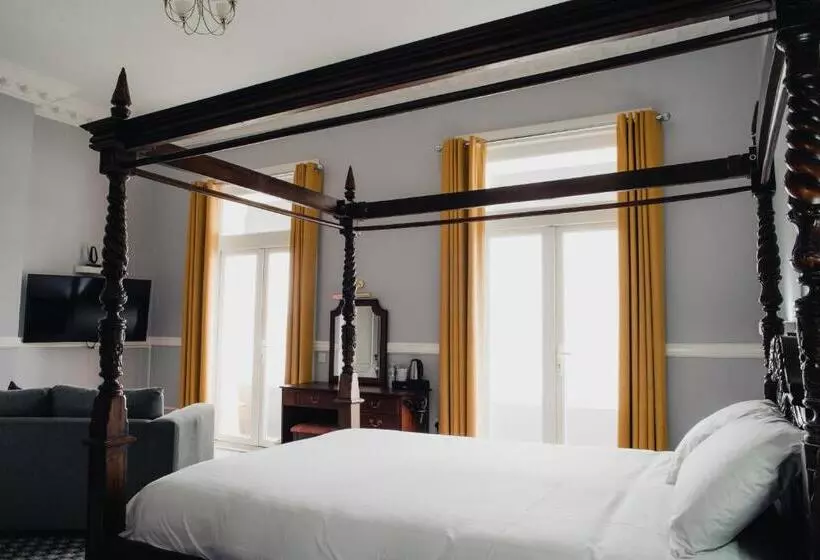 San Clu Hotel, Bar & Brasserie