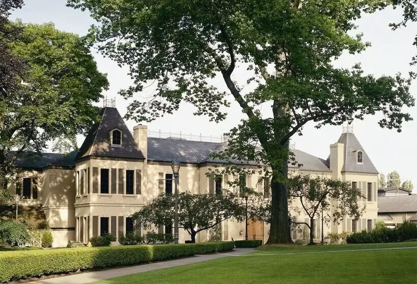 Отель Willows Lodge