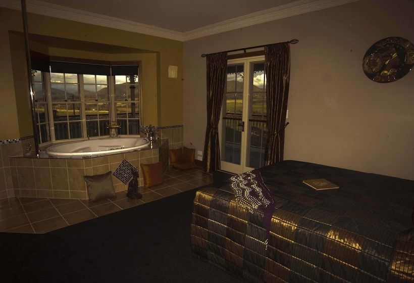 Bed and Breakfast R On The Downs Bnb & Spa Cottages