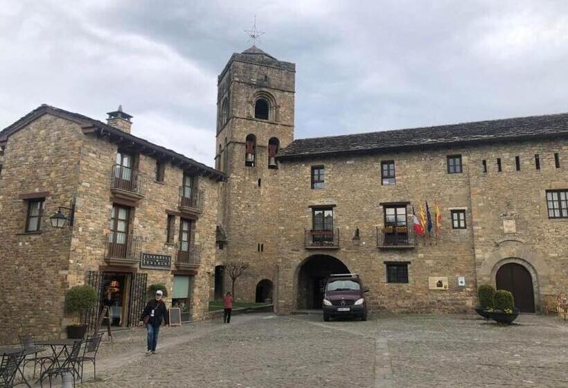 پانسیون Hostal Pirineos Ainsa