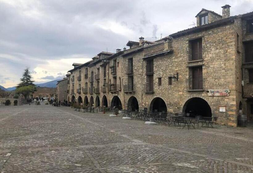 پانسیون Hostal Pirineos Ainsa