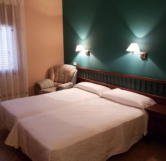 پانسیون Hostal Pirineos Ainsa