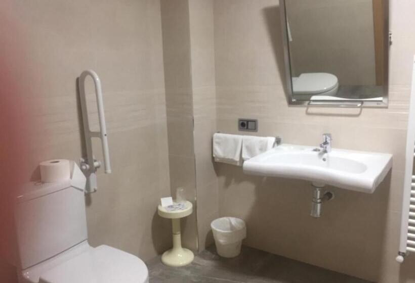 پانسیون Hostal Pirineos Ainsa