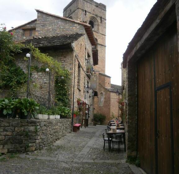 پانسیون Hostal Pirineos Ainsa