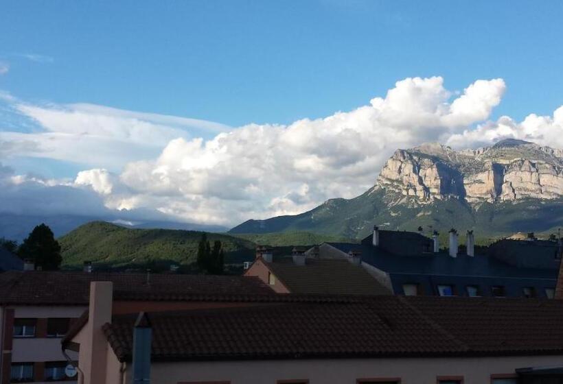 پانسیون Hostal Pirineos Ainsa