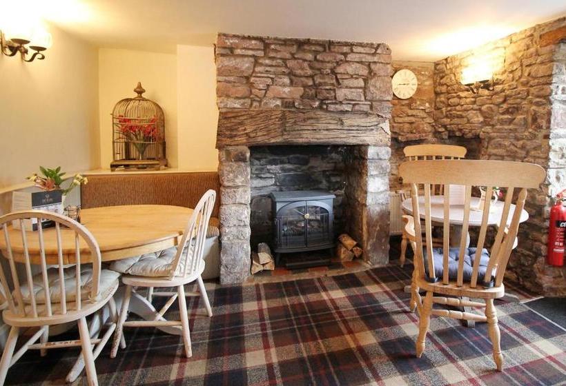 הוסטל The Globe Inn Alvington