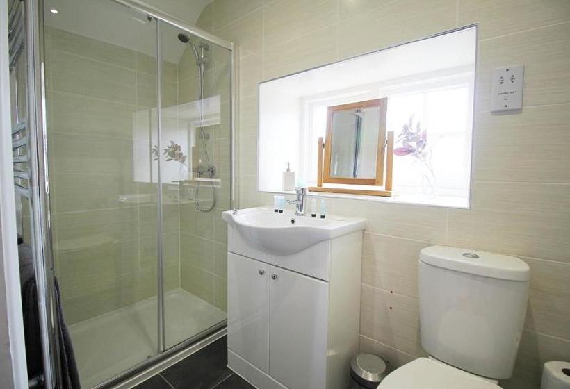 הוסטל The Globe Inn Alvington