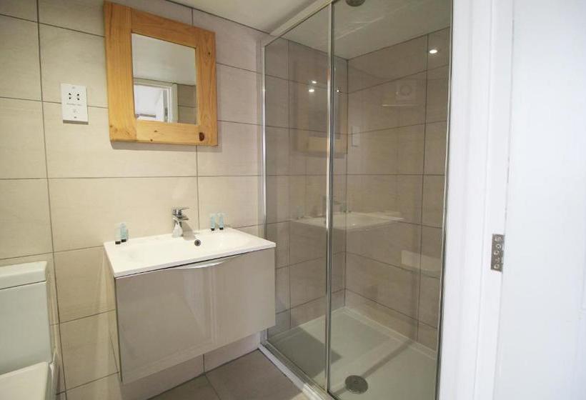 הוסטל The Globe Inn Alvington