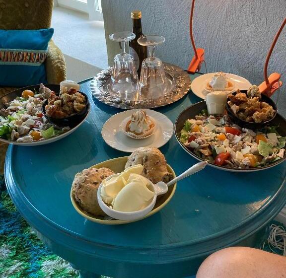 تختخواب و صبحانه Cocoon Meetings