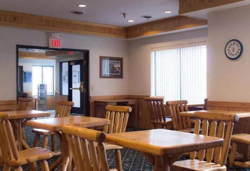 Hotelli White Oak Inn & Suites