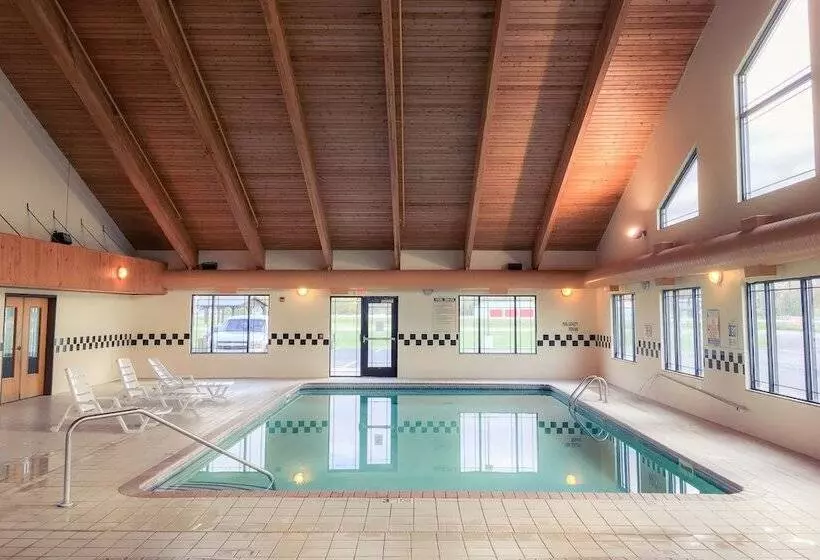 Hotelli White Oak Inn & Suites