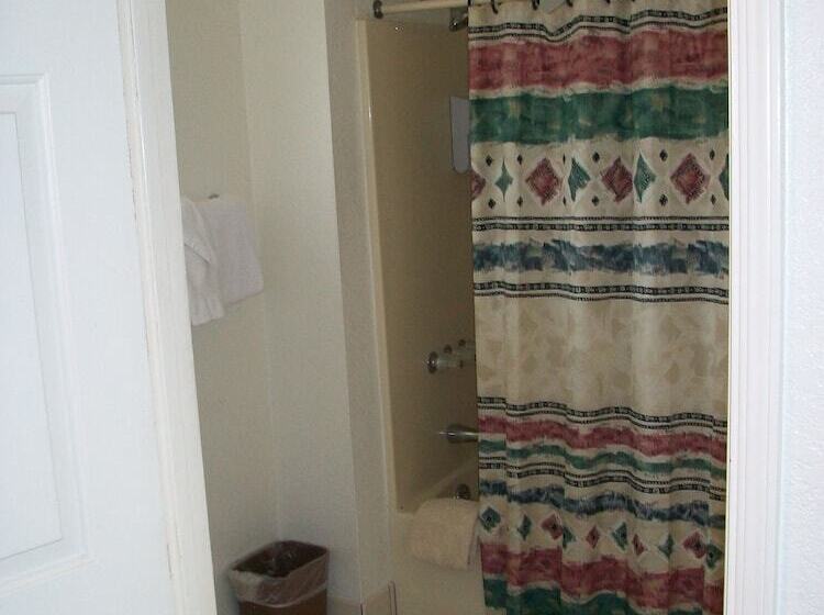 فندق على الطريق Barewood Inn And Suites