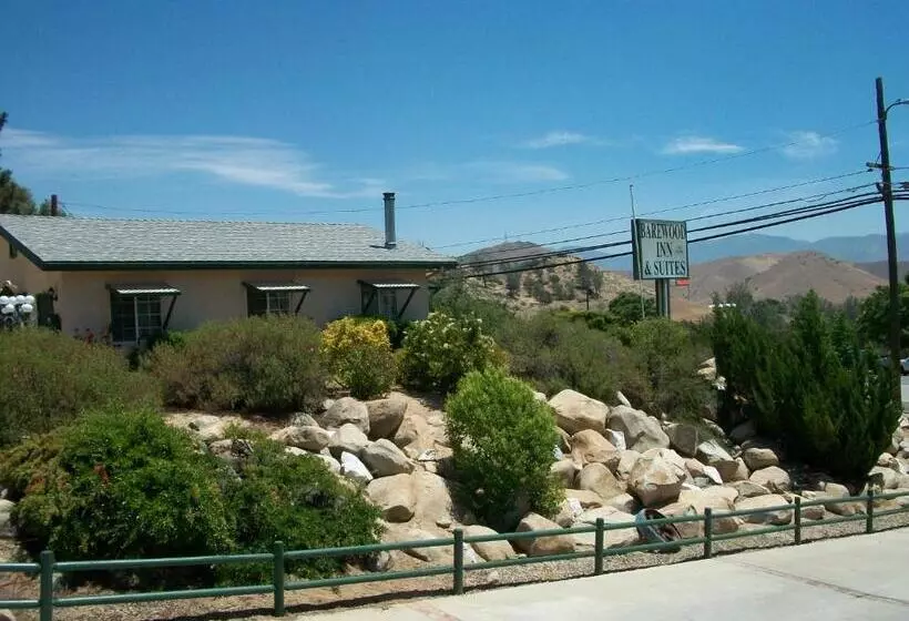 Motelli Barewood Inn And Suites