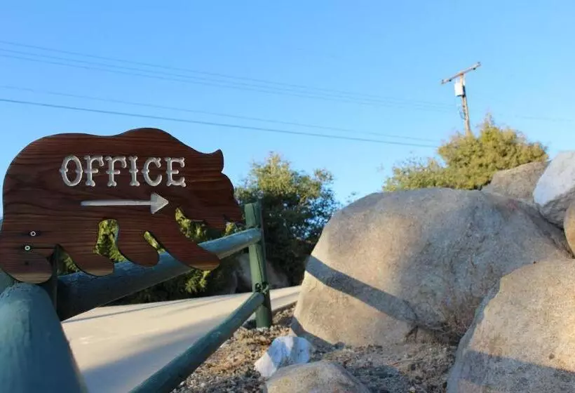 Motelli Barewood Inn And Suites