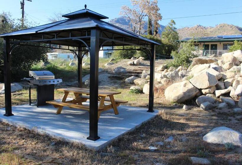 فندق على الطريق Barewood Inn And Suites