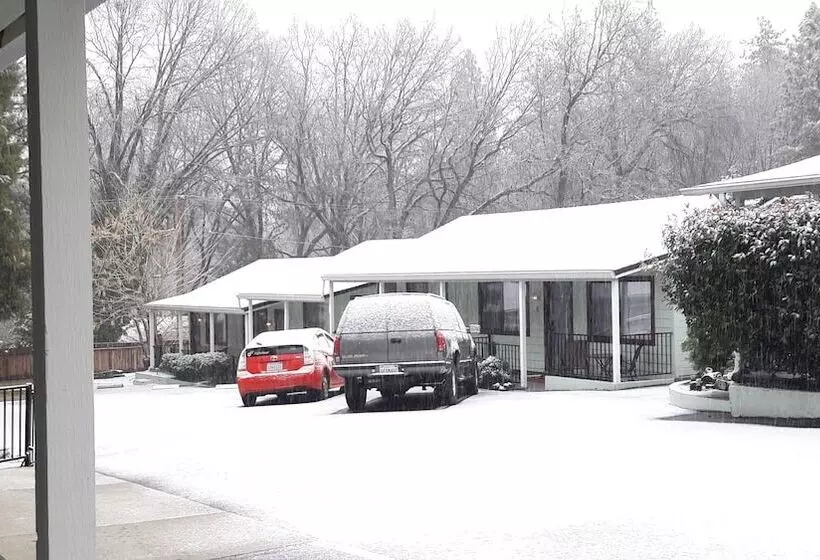 Motelli Lake Shasta Lodge