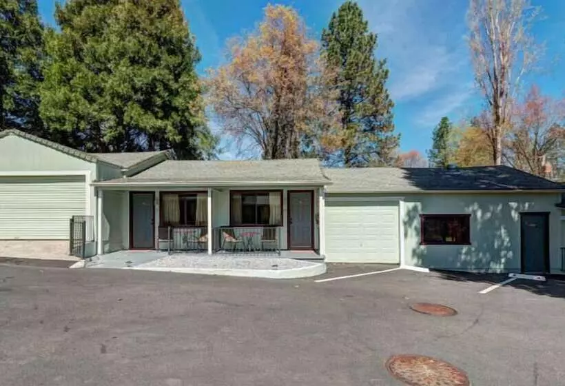 Motelli Lake Shasta Lodge