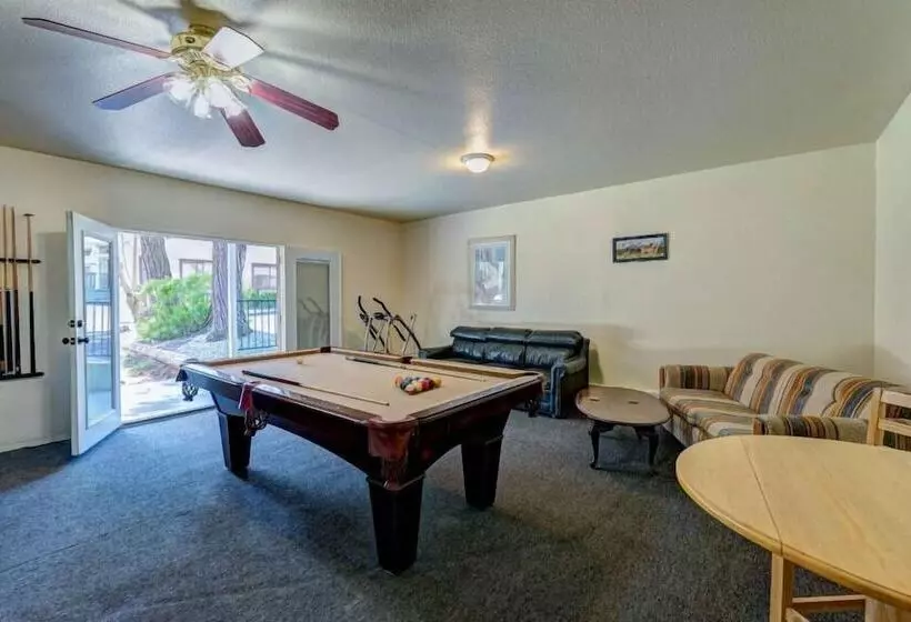 Motelli Lake Shasta Lodge