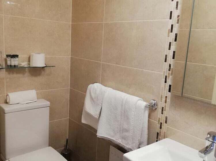 פונדק Castle Lodge