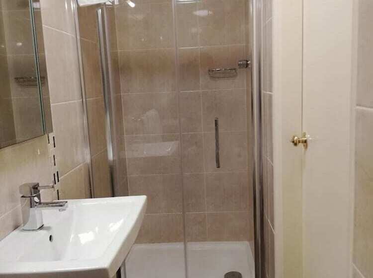 פונדק Castle Lodge