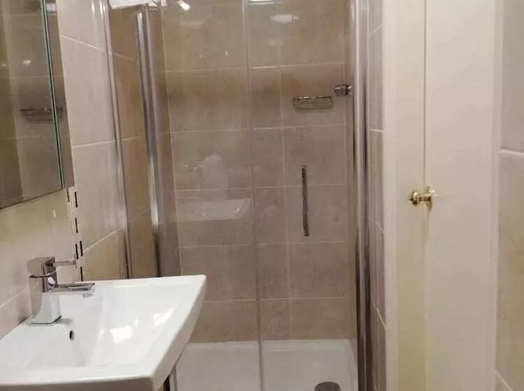 פונדק Castle Lodge