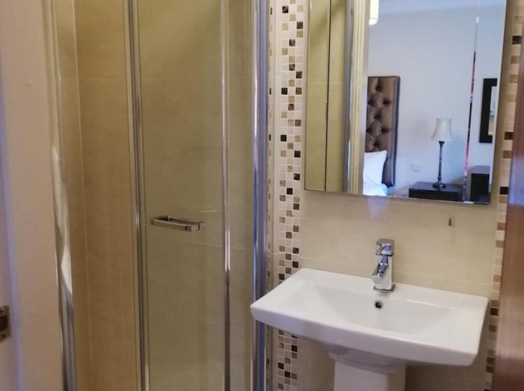 פונדק Castle Lodge