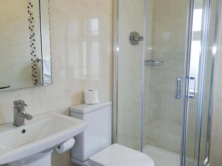 פונדק Castle Lodge