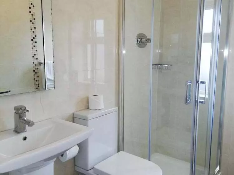 פונדק Castle Lodge