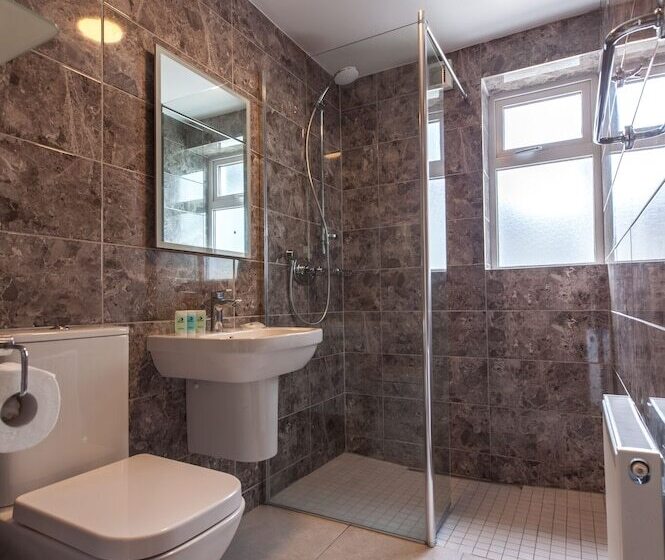 פונדק Castle Lodge