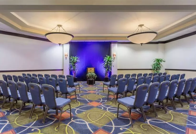 هتل Doubletree By Hilton Fort Myers At Bell Tower Shops