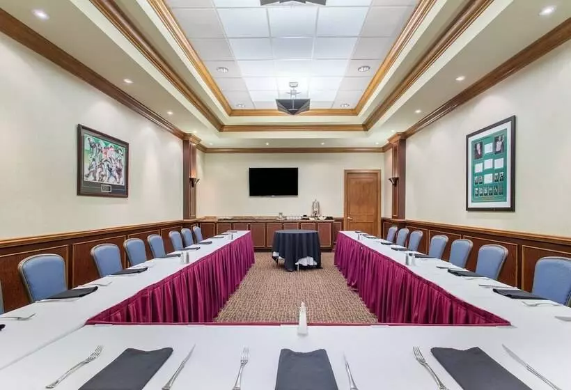 هتل Doubletree By Hilton Fort Myers At Bell Tower Shops