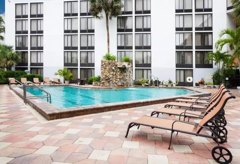 هتل Doubletree By Hilton Fort Myers At Bell Tower Shops