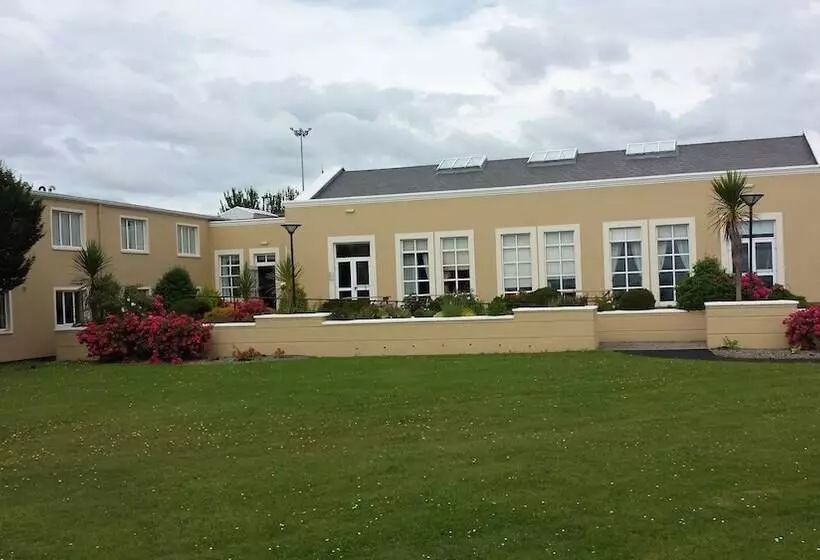 בית מלון כפרי Park Inn By Radisson Shannon Airport