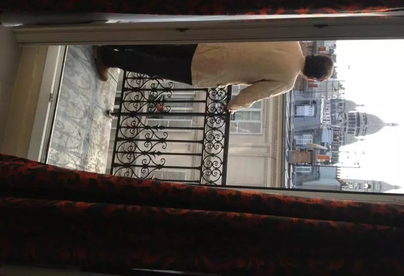 اقامتگاه Villa Montmartre