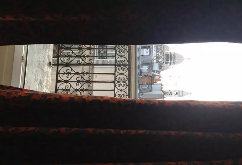 اقامتگاه Villa Montmartre