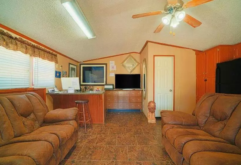 モーテル Grand Eagle Ford Lodge & Rv Park